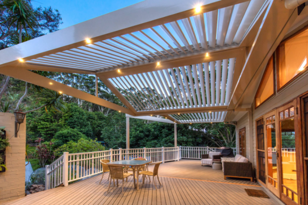 Atap Pelana dengan Pergola Kayu